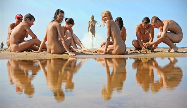 Nudists on the bank of the Pacific Ocean [WorldNudism]