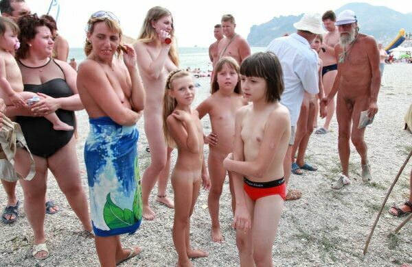 Purenudism family photo [WorldNudism]